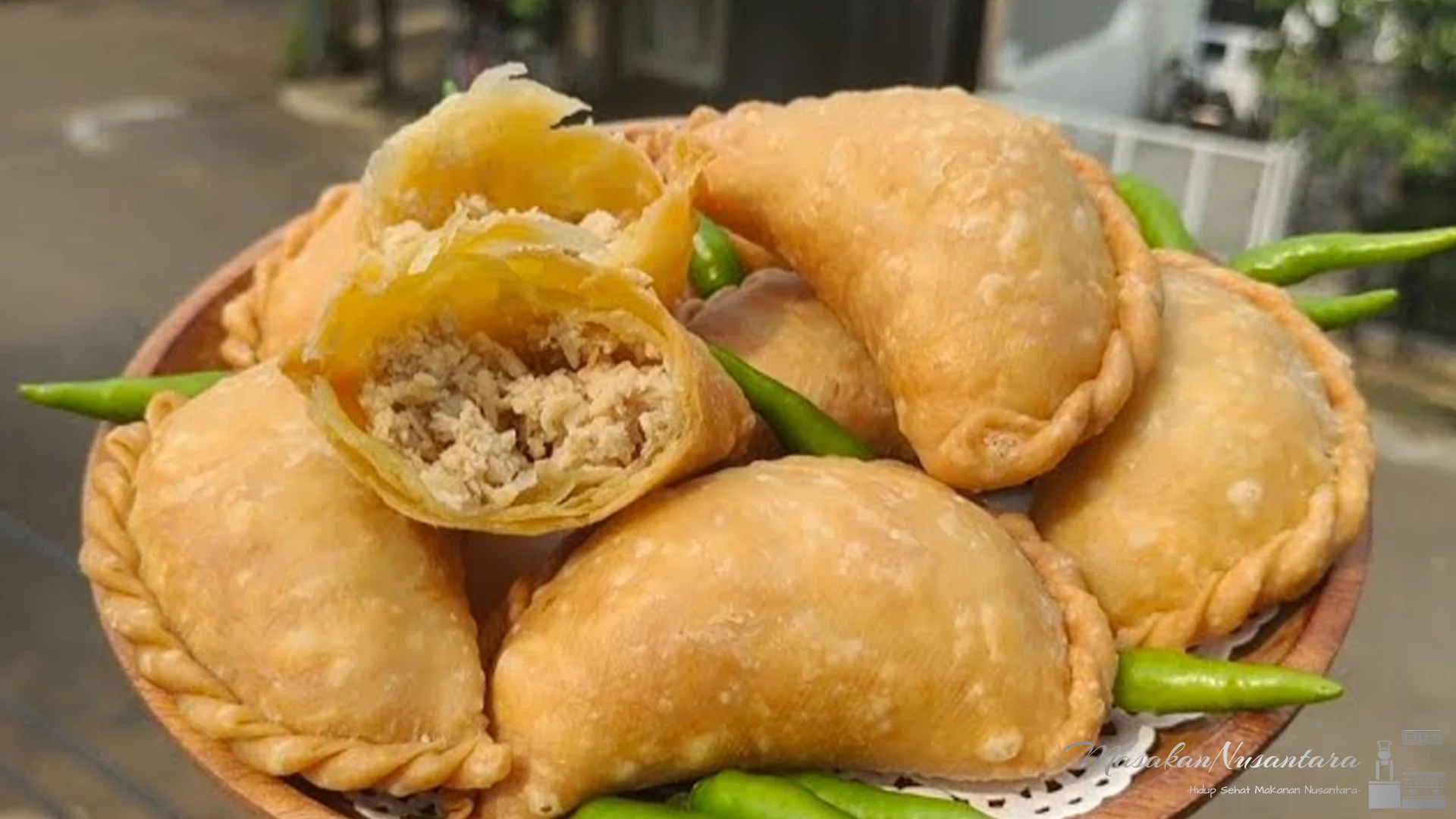 Renyahnya 1 Pastel Legendaris dan Isi Rahasia Gurihnya